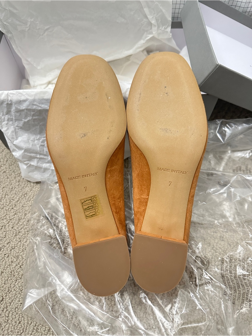 NEW Everlane Suede Day Heel in Camel - Picture 4 of 5